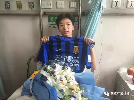 暖心!张晓彬探望患病小球迷愿足球的力量助你战胜病魔