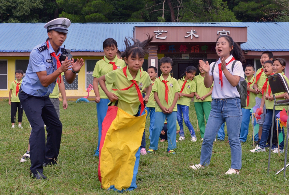 同在蓝天下携手共成长表演,同在蓝天下携手共成长公益活动