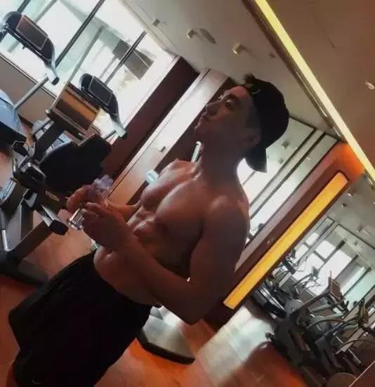 张馨予老公何捷童年照曝光,张馨予老公何捷多大年龄了