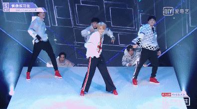 乐华七子久违的合体,乐华七子西装