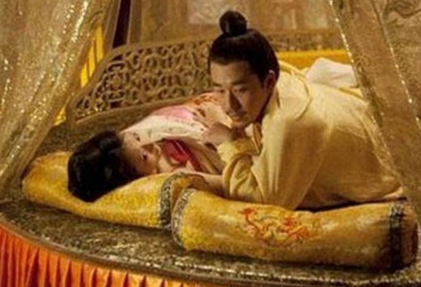 嫔妃侍寝时有宫女在旁边伺候吗,嫔妃侍奉皇上都在养心殿吗