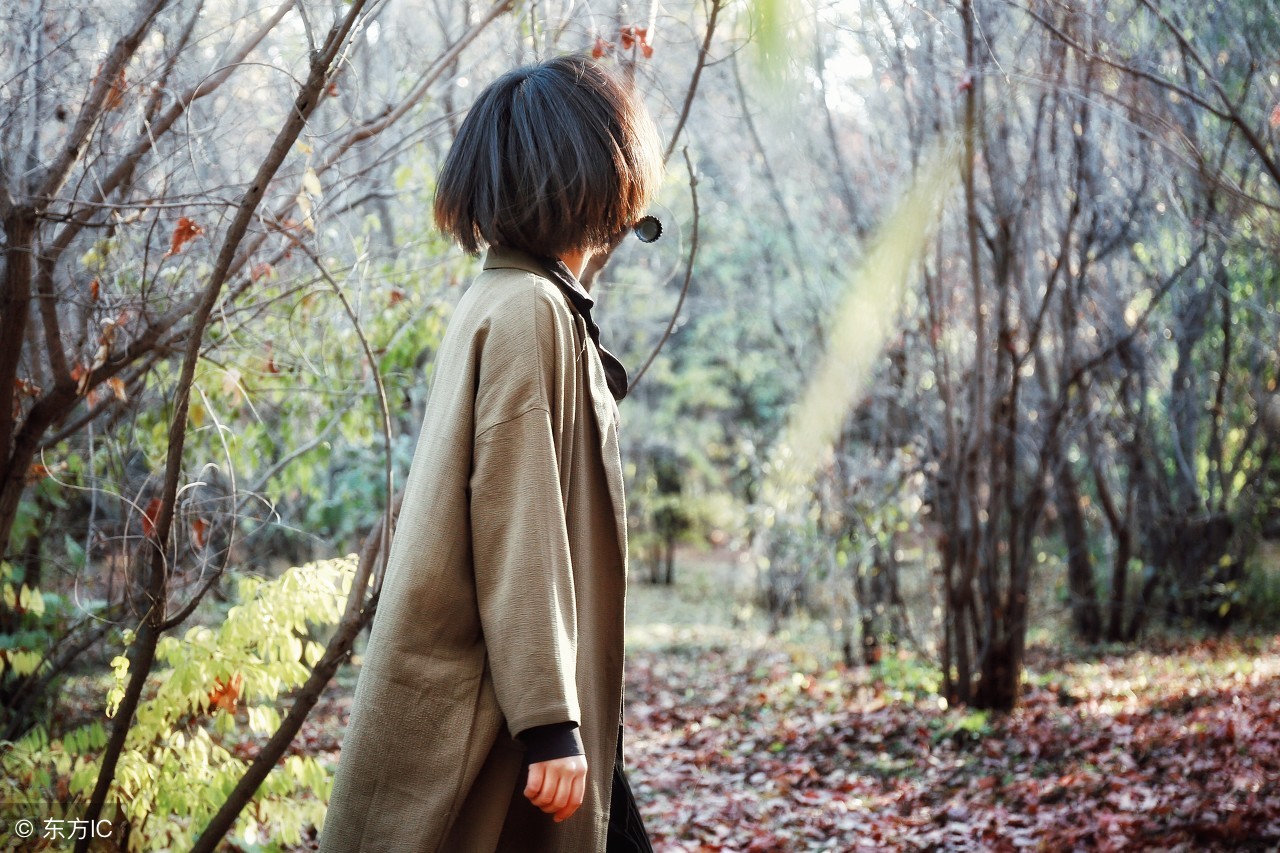 方猛颤用一只手巍巍的掏出白色小瓷瓶，眼泪汪汪的递过去