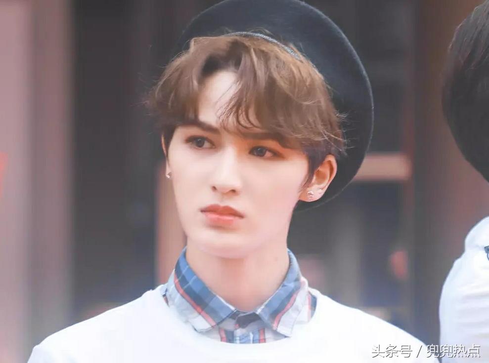 李权哲生日被朱正廷说哭完整版,李权哲生日被朱正廷说哭视频