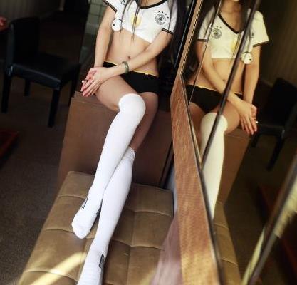 大长腿，齐X小短裙，容易受伤的女人，真的容易吗