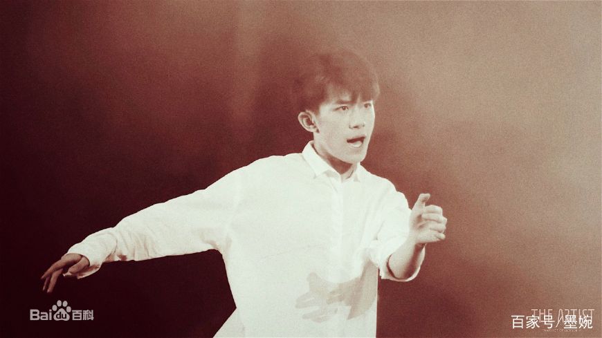 易烊千玺热舞神场面,易烊千玺唱歌跳舞完整版