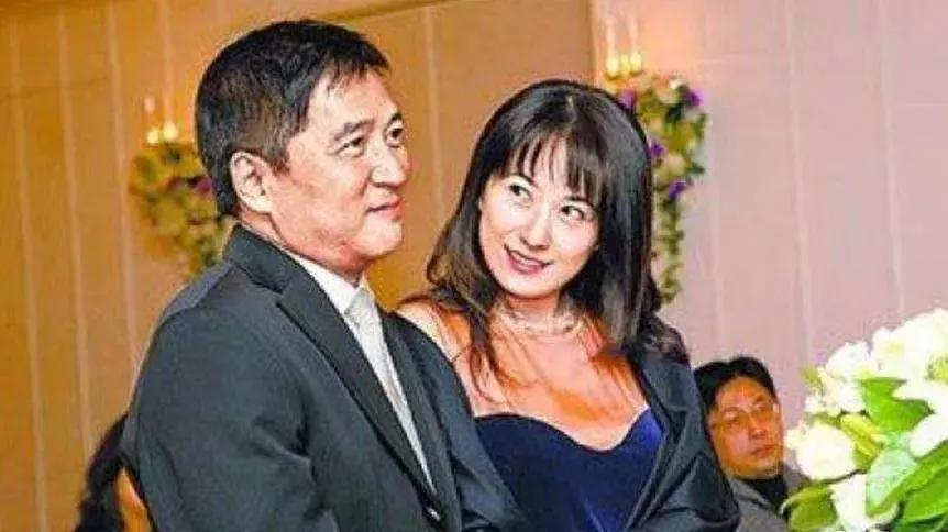 她还结婚吗？悄悄进行了5年的圈外情！两人逛街搂腰，大谈床事！