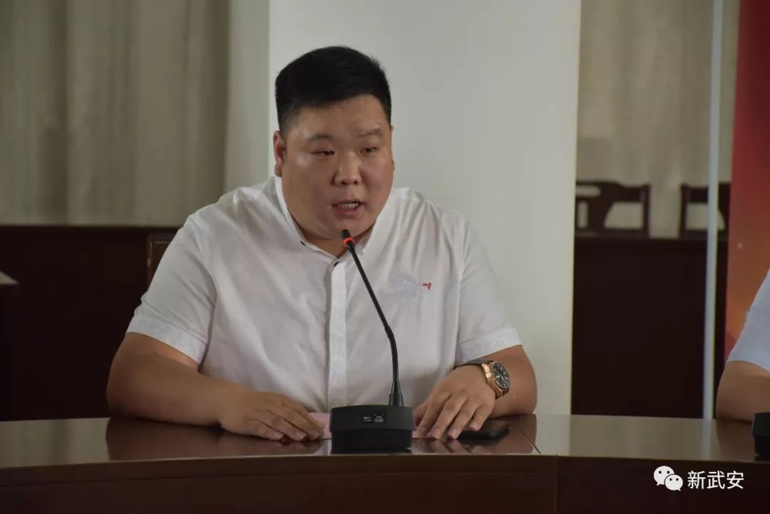 每人一份专享的荣耀！武安一中高考文理科前十名获赠丛台“状元酒”！