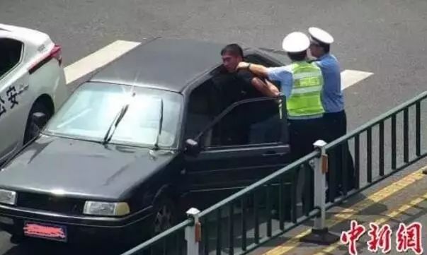 手机拍警察执法规定,群众可以用手机拍警察执法过程吗