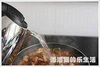 糖醋小排是道江浙名菜，甜酸口儿可以热着吃，可以放凉了当凉菜吃