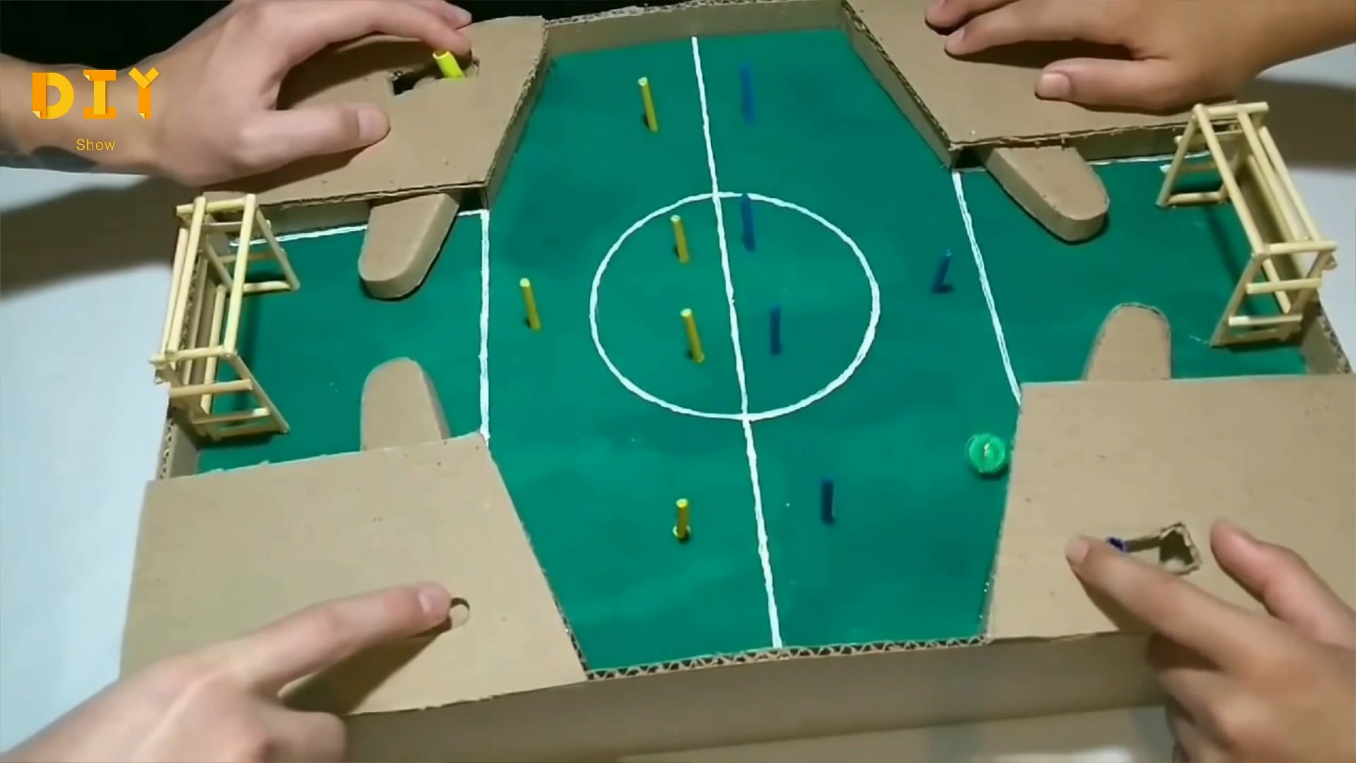 如何用纸板制作弹球游戏,手工达人用纸板自制足球游戏