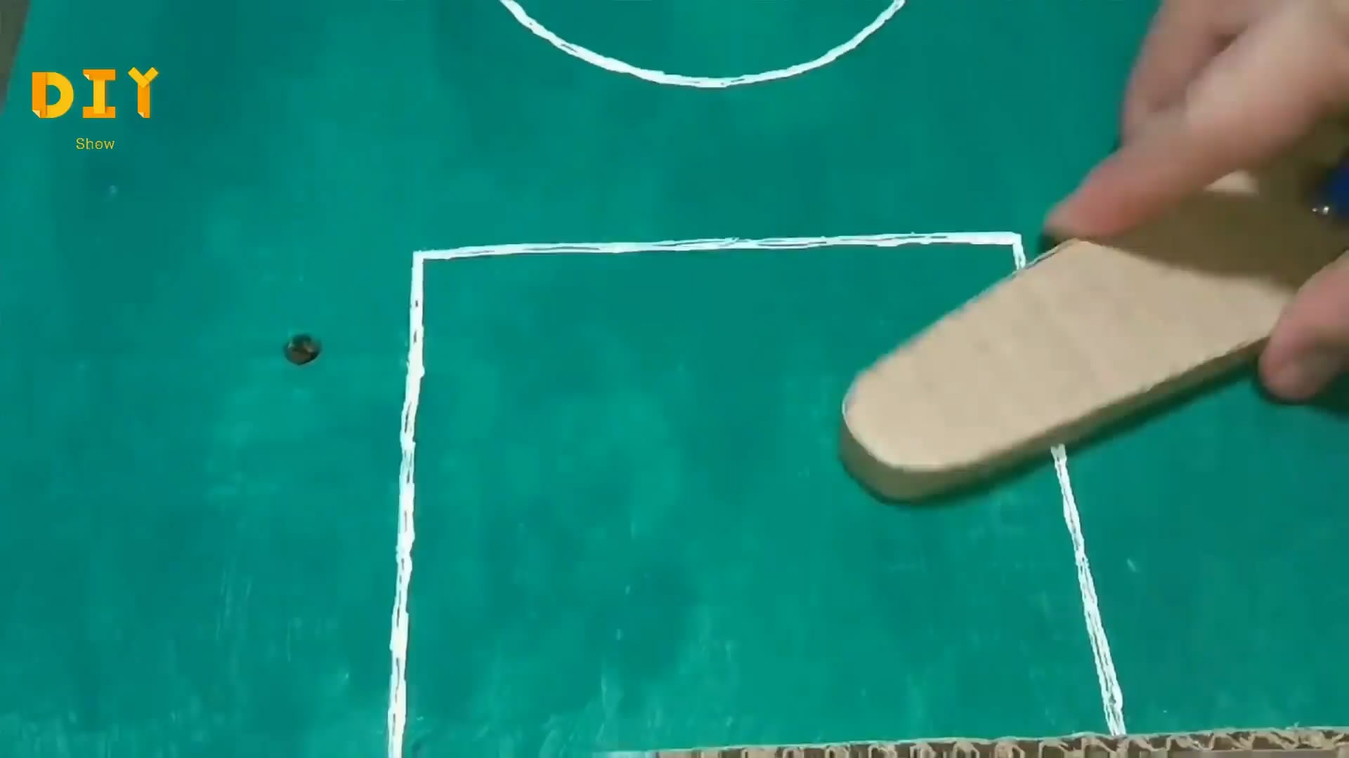 如何用纸板制作弹球游戏,手工达人用纸板自制足球游戏