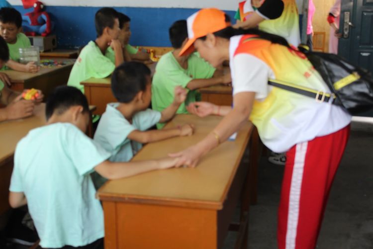 关爱聋哑伴智力障碍儿童,关爱残疾孩子