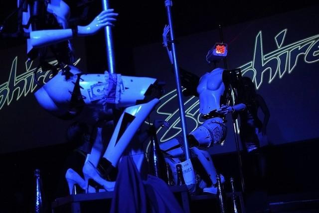 从脱衣舞机器人说起，当机器人开始*身卖**该怎么办？