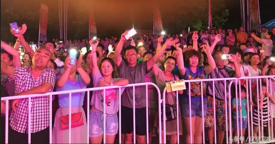 盛满欢乐，洒满真情，昨夜鸭绿江畔热情无眠！