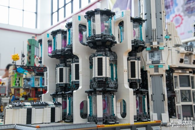 齐聚百名玩家的乐高作品展看高手们拼出一个未来世界