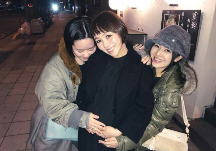 苍井空晒好友婴儿照，眼神柔和充满亮点，却因一细节遭到网友调侃