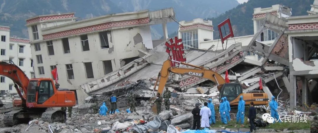 汶川抗震救灾真实影像,十年前汶川地震15名勇士跳伞