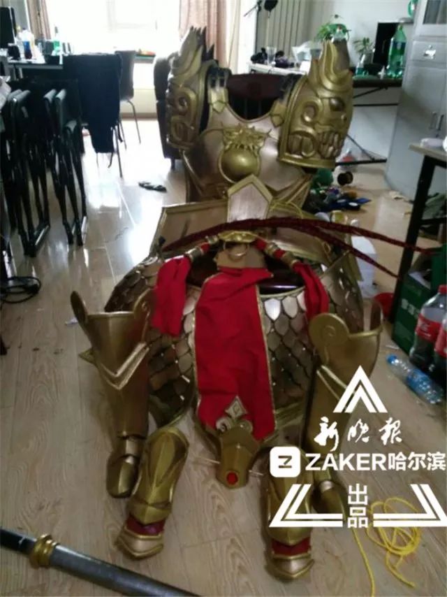 哈尔滨公务员辞职转行做道具师｜如今，一套cosplay装备卖10万