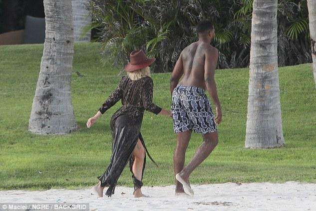 科勒卡戴珊汤普森一起健身,科勒卡戴珊与汤普森亲吻