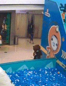 搞笑gif趣图哥们大街上别老秀恩爱,恩爱图片情侣拥抱gif