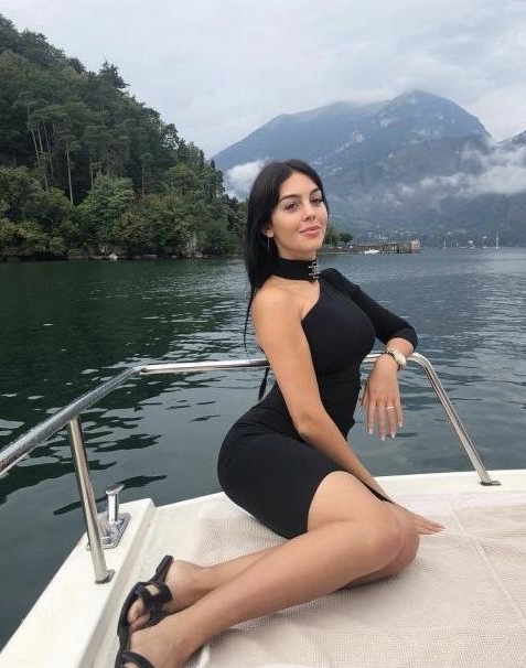 C罗真是贴心好男人！冒雨为女友撑伞过桥，如此高富帅谁不想嫁他