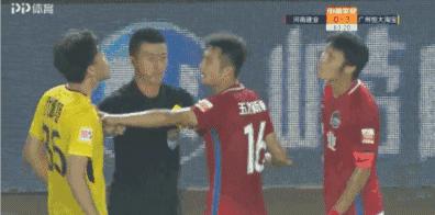 广州恒大5:0河南建业,恒大球迷*攻围**建业队长:你素质太差了!