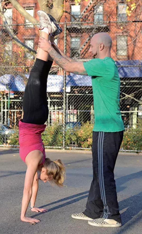 离墙倒立的诀窍,初学离墙倒立技巧