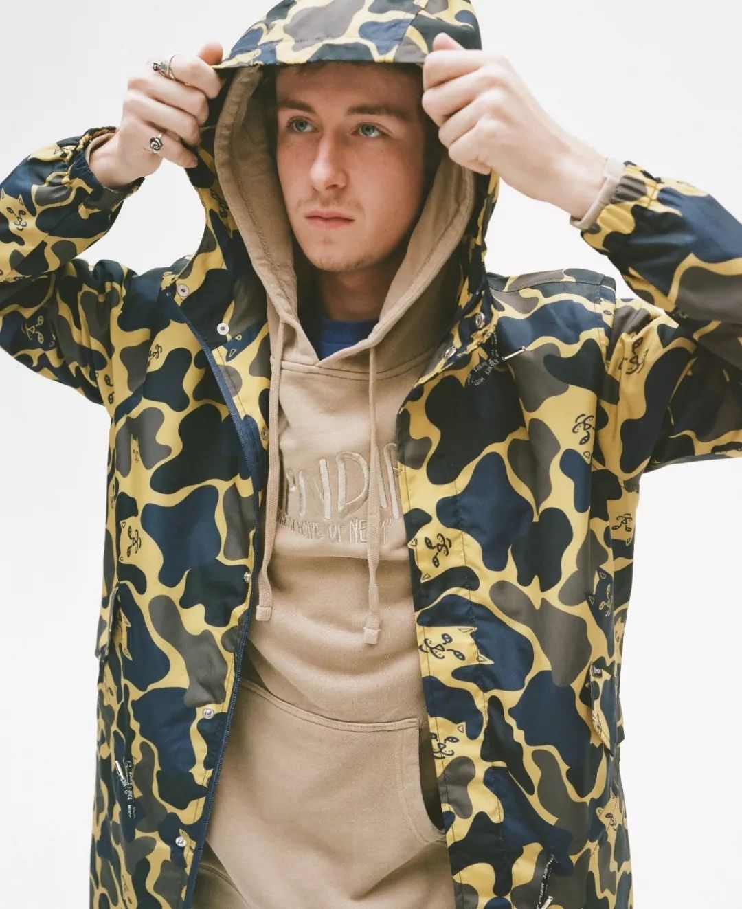 潮闻快食TravisScottxAF1再爆新联乘,ABATHINGAPE发售在即