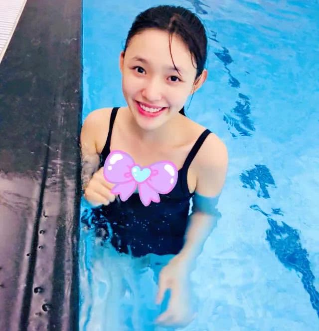 林允蓝色连体泳装,林允晒海边胶片自拍照