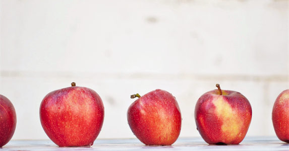和同学打赌一周内追到女生,跟闺蜜打赌一年内追到校草