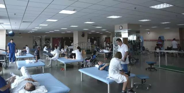 医生抢救昏迷不醒一路走好,重度昏迷康复治疗