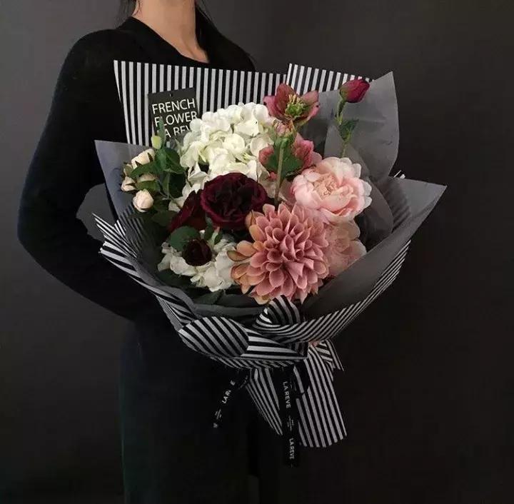 不同颜色玫瑰代表的花语,情人节送自己的玫瑰花语