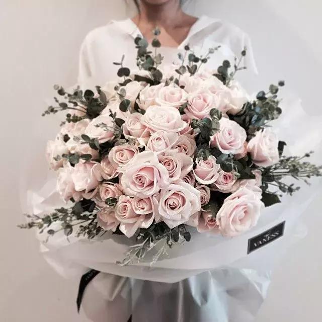 不同颜色玫瑰代表的花语,情人节送自己的玫瑰花语