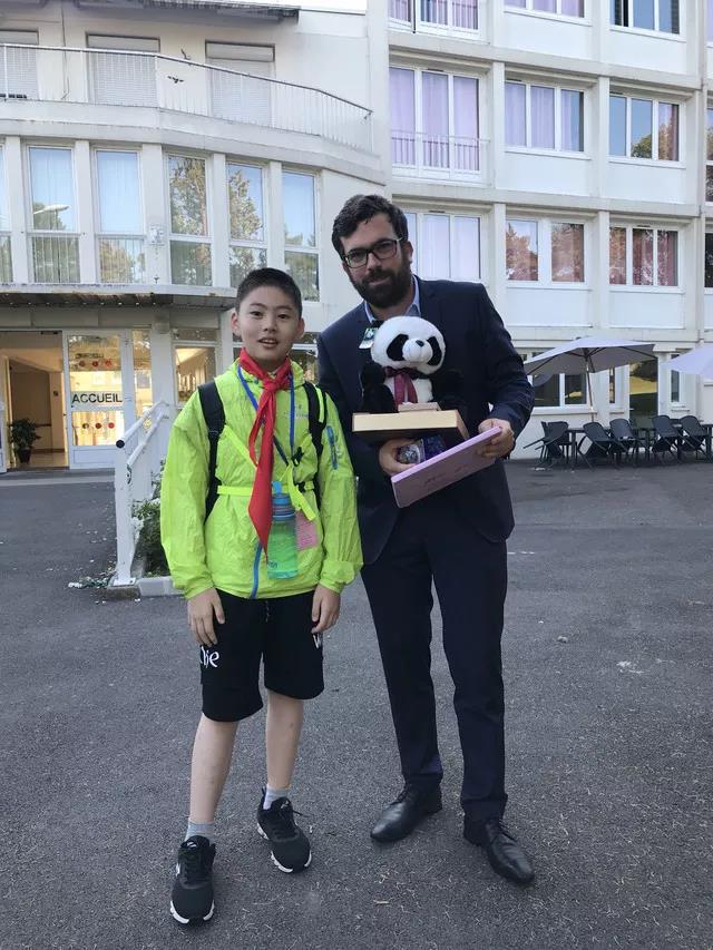 红遍整个欧坦市的草小西区学子，了解一下