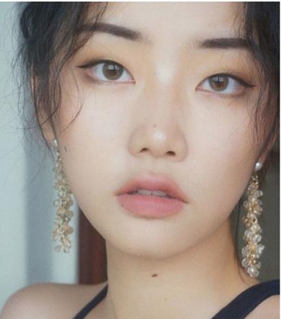 单眼皮肿眼泡有救了！这几个眼妆小技巧，让你的眼睛放大一倍