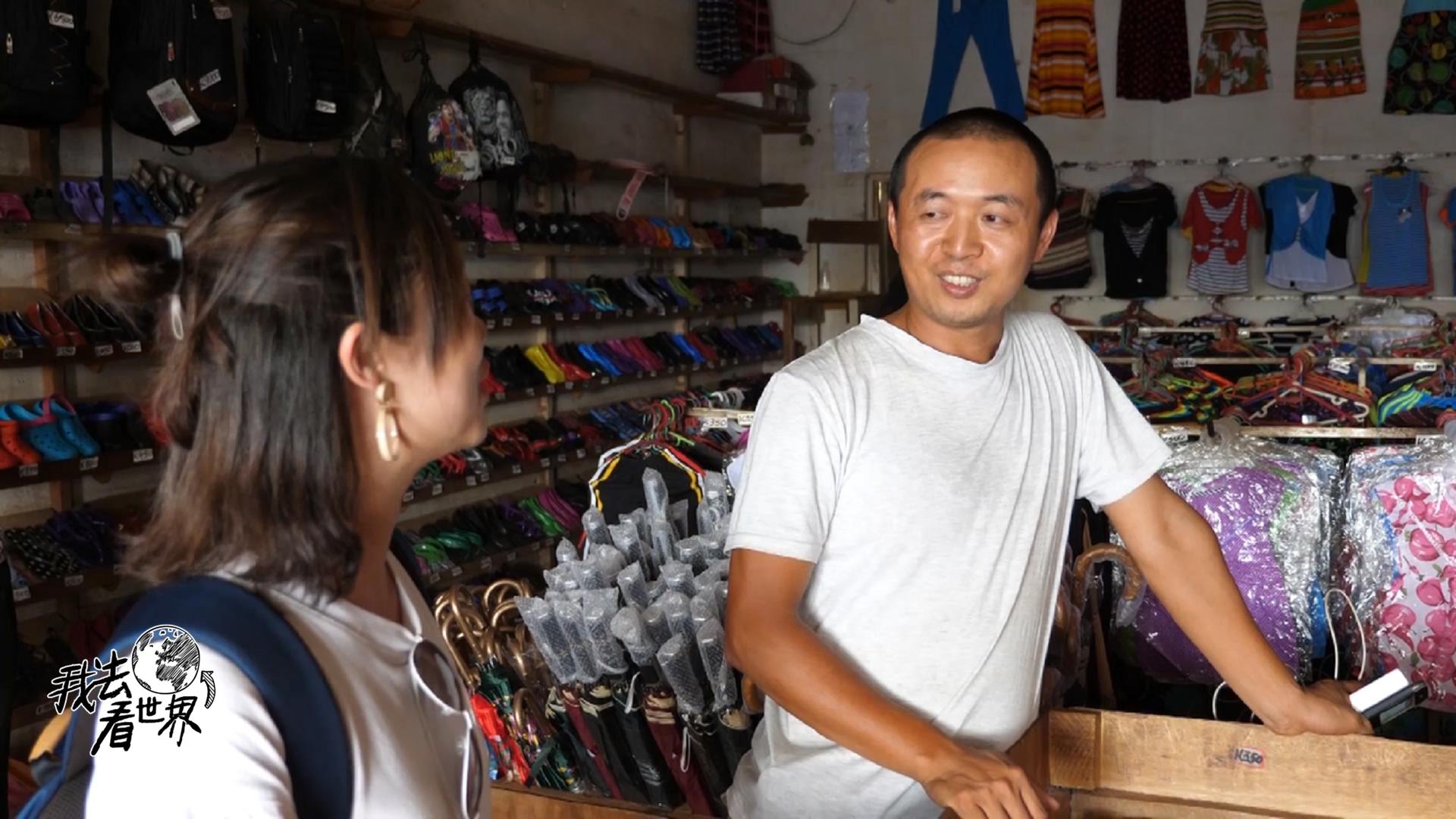 中国人在非洲做生意，卖非洲女人的裙子足有4米长，只要25元