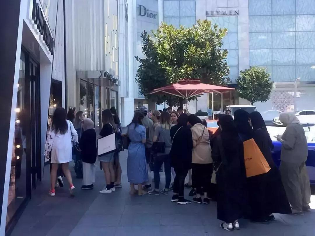 中国代购在日本买香奈儿香水,中国代购到国外的化妆品