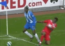 足球防守球员禁区内假摔,足球假摔搞笑锦集视频在线观看