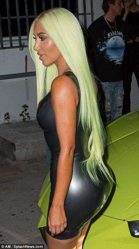 金卡戴珊穿长裙参加活动图片,金卡戴珊巴黎时装周紧身皮衣造型