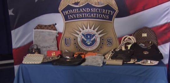 触目惊心！你去美国买的包包可能是假的！香奈儿香水是动物尿液做成的！纽约破获4.5亿美元假货案，从中国*私走**在美国正规门店卖……