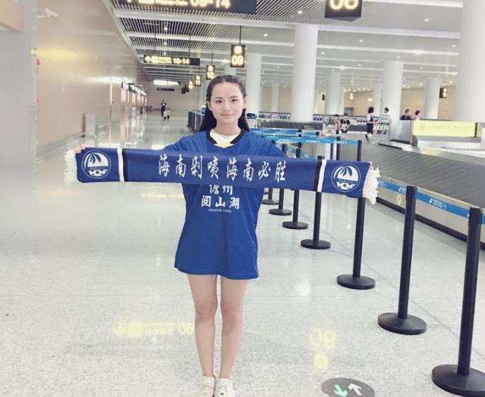 最美女球迷：奔赴千里远征，“一个人”为客队擂鼓助威！