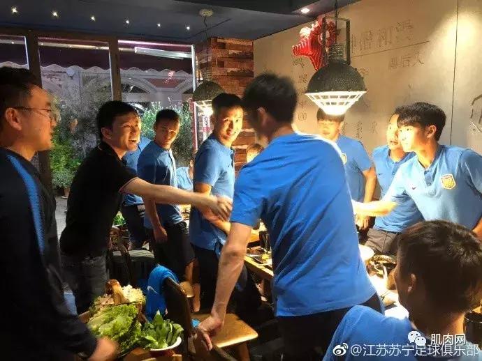 当男足脱掉衣服，确实不忍直视了！年薪1亿，白斩鸡身材！