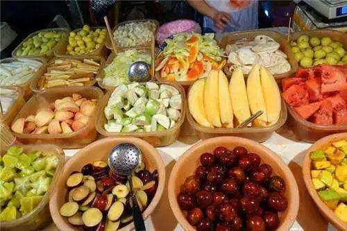 广西酸嘢被外地人吐槽黑暗料理,四川人第一次南宁吃酸嘢