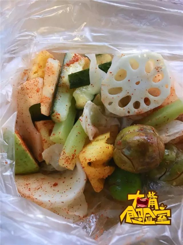 广西酸嘢被外地人吐槽黑暗料理,四川人第一次南宁吃酸嘢