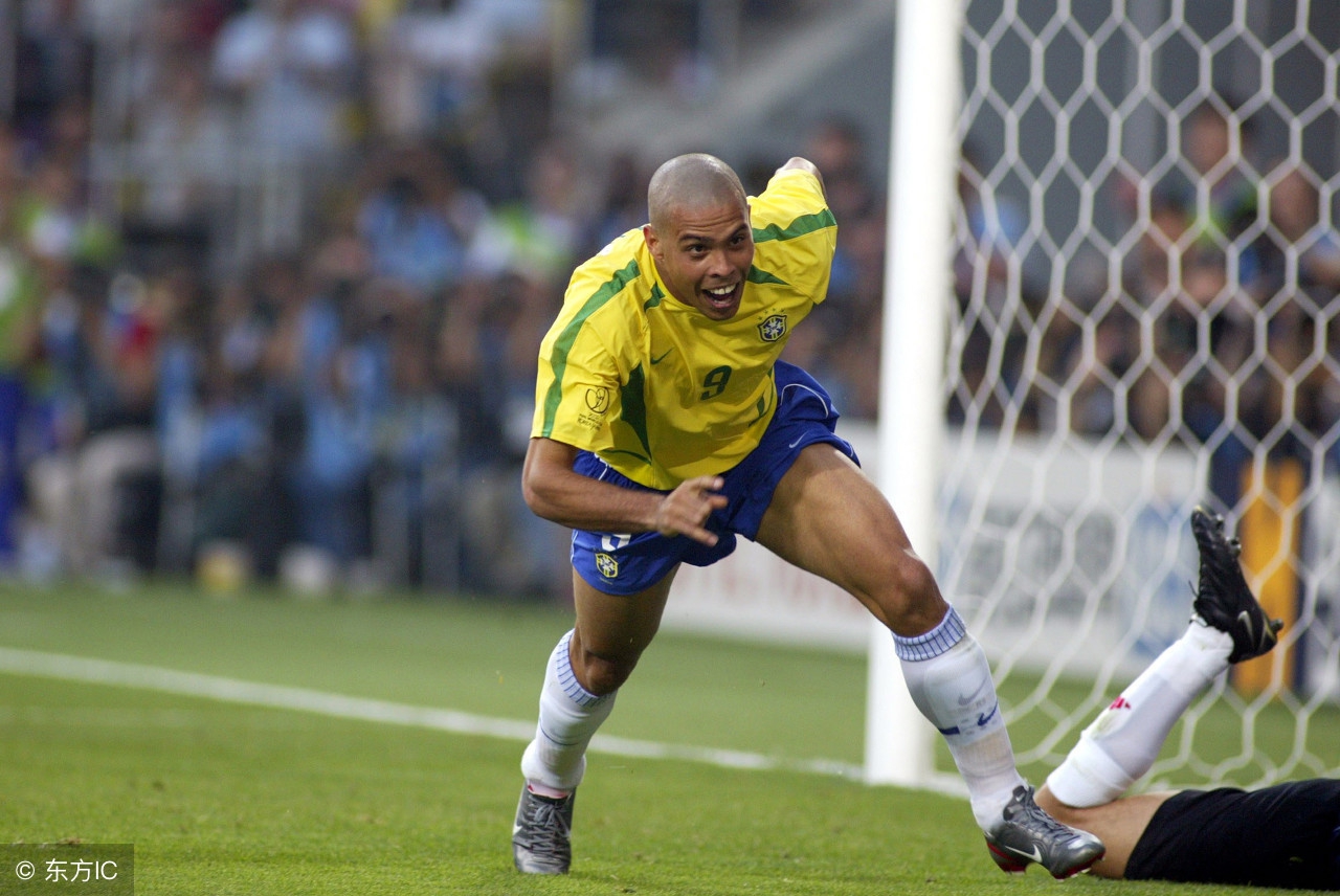 小罗评价罗纳尔多技术,罗纳尔多与小罗花式传球