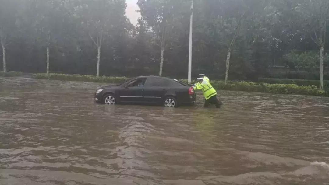 逆行的身影令人泪目,暴雨中逆行的身影