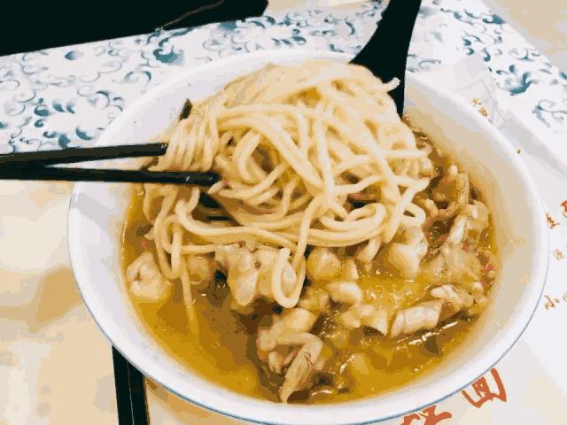 当年要是我没去批发美容美发产品，现在哪里还有小杨生煎的机会！