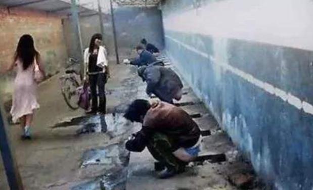 开放式厕所普通厕所,用玻璃做厕所墙