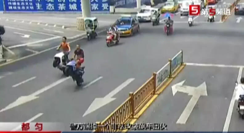少侠好功夫!骑摩托街头飙车表演翘头,拼命做网红