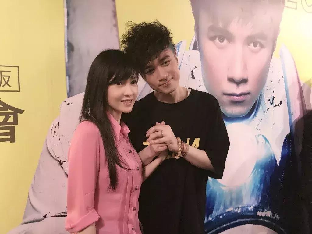 周慧敏20到51岁女神也老了,周慧敏51岁还是很年轻